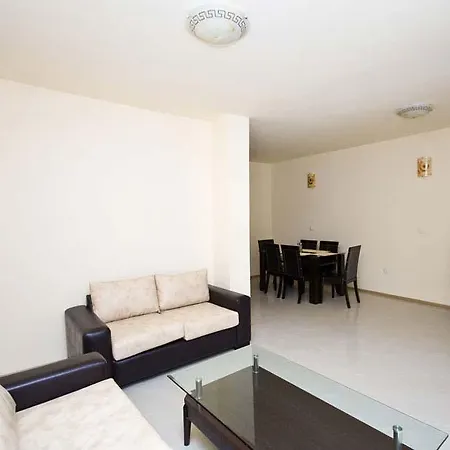 Apartment Hills - *